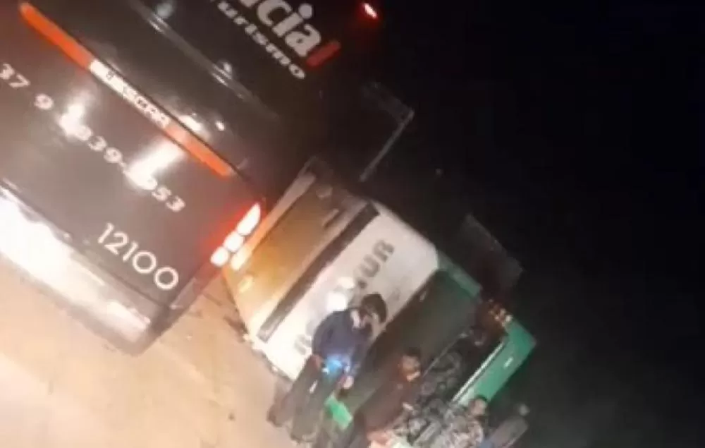 Ônibus tomba na BR-381 e deixa 20 feridos