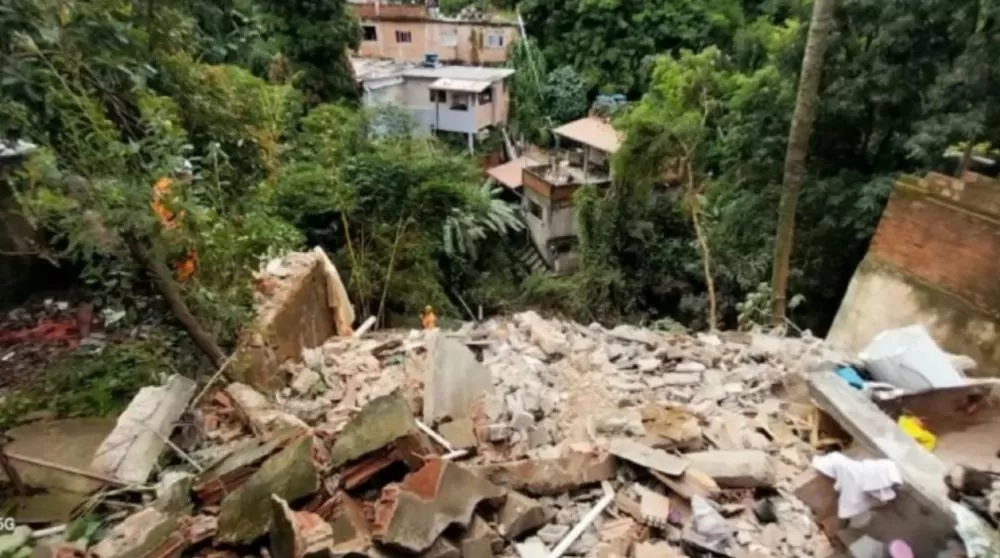 Casa desaba e deixa três mortos em Belo Horizonte; buscas seguem neste domingo