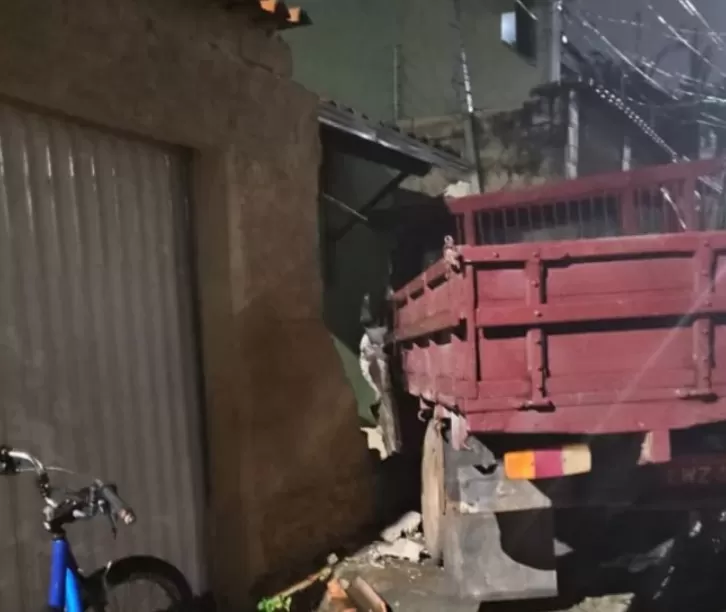 Caminhonete desgovernada destrói muro de casa em Pedro Leopoldo