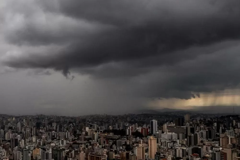 Último dia de 2024 pode ter chuva forte, raios e rajadas de vento