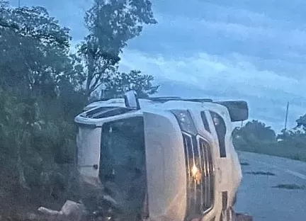 Caminhonete capota na MG-010 e motorista desaparece do local