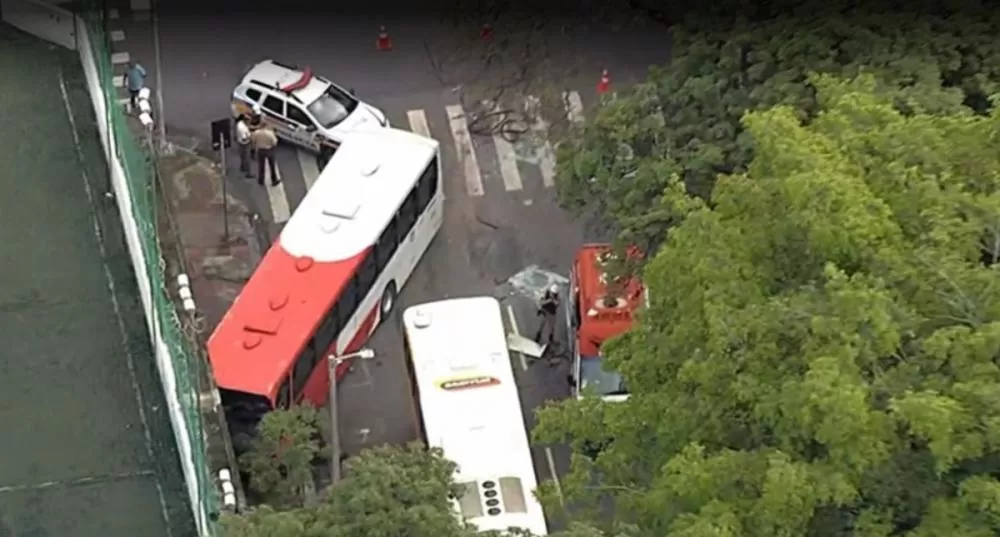 Acidente entre ônibus deixa nove feridos no centro de BH