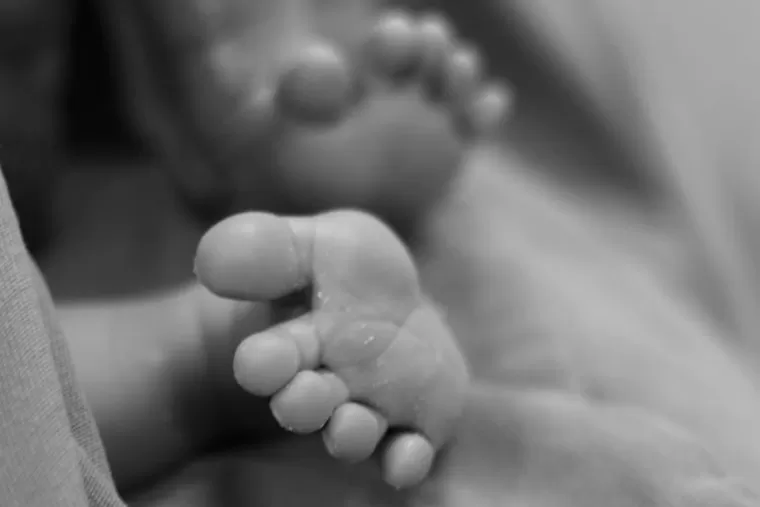 Bebê de 2 meses morre asfixiado durante a madrugada do Ano Novo em Minas; mãe é presa