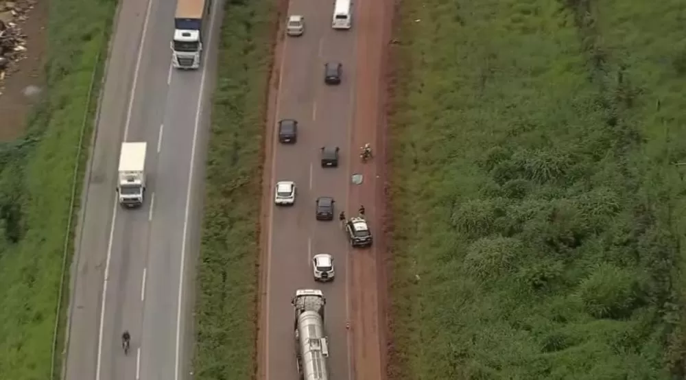 Detentos em regime semiaberto são baleados na BR-040; um morreu no local