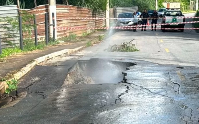 Defesa Civil interdita rua em Santa Luzia após cratera se abrir