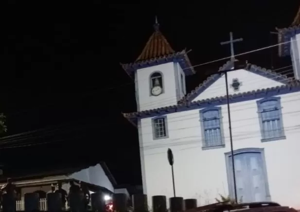 Jovem é morto a tiros em frente a igreja central de Jaboticatubas