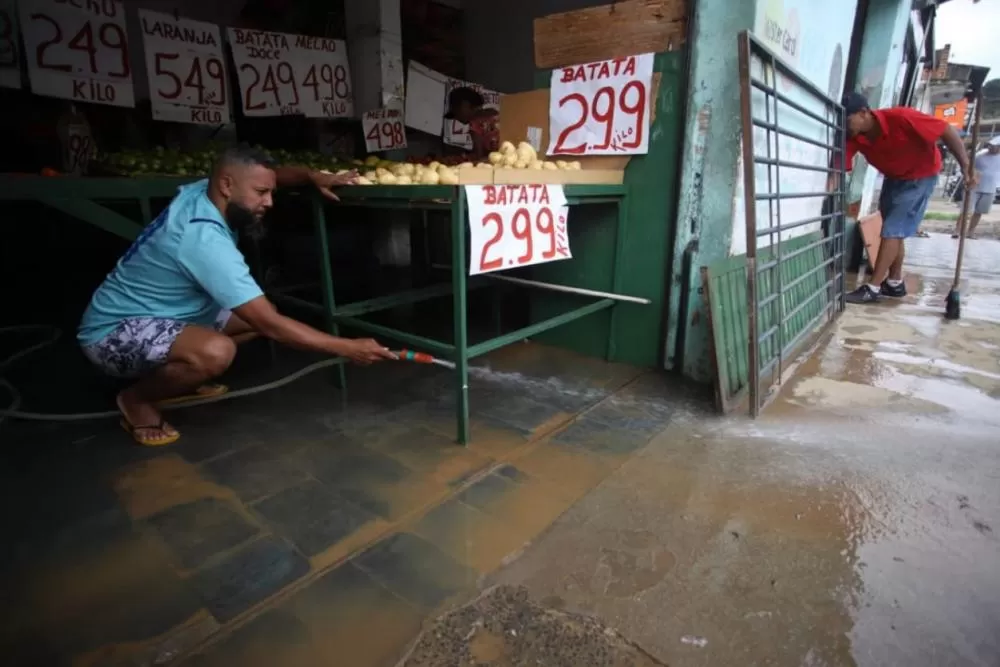 Moradores de Santa Luzia se mobilizam após temporal deixar rastro de destruição