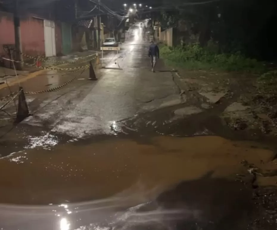 Cratera se abre e interdita trânsito em rua de Matozinhos