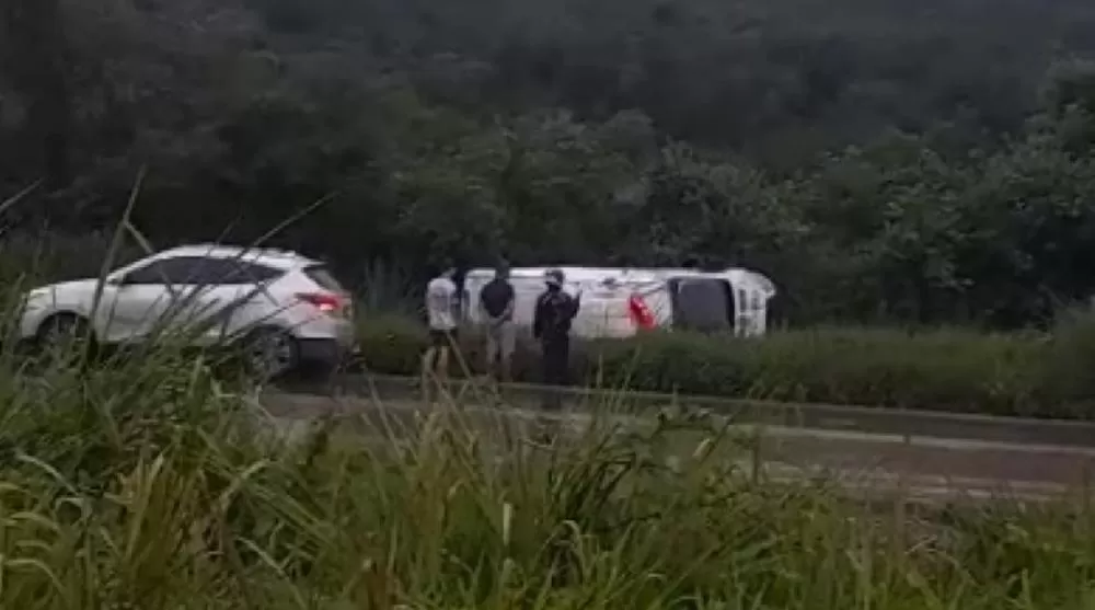 Ambulância capota na BR-381 e deixa feridos em Santa Luzia