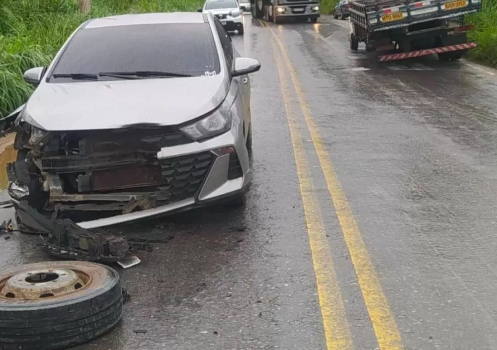 Roda de caminhão se solta e atinge carro na estrada da Lapa Vermelha, em Pedro Leopoldo