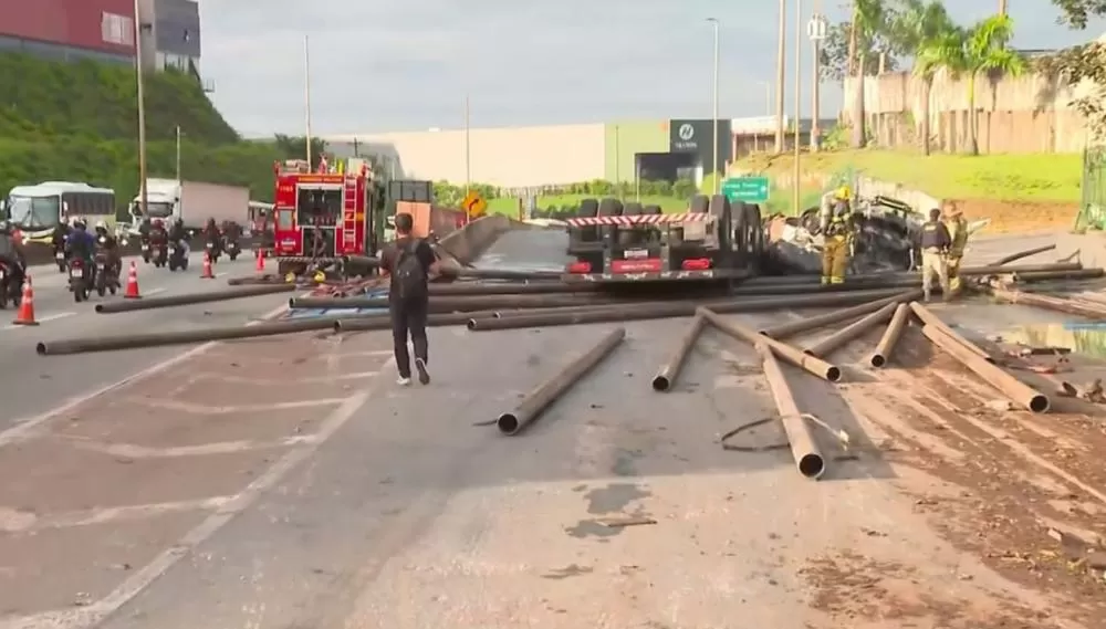 Carreta tomba e motorista morre carbonizado na BR-381 na Grande BH