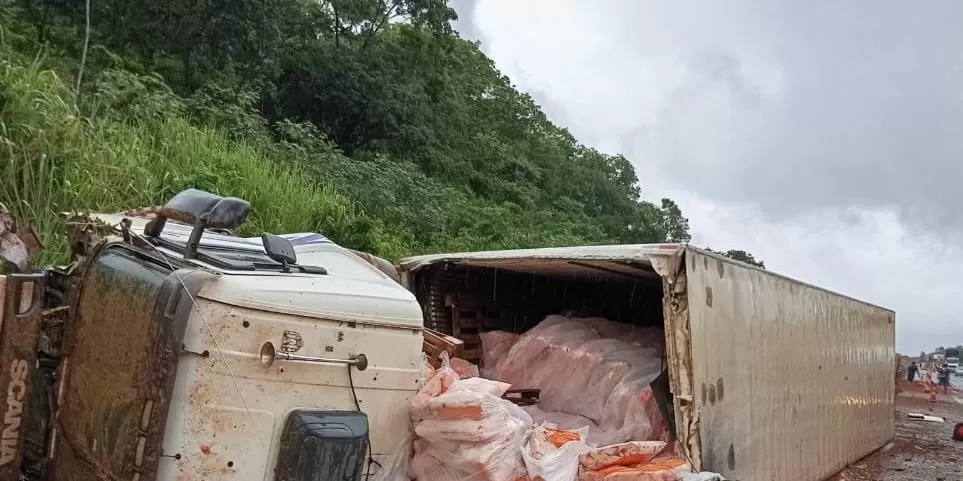 Motorista perde a vida após carreta tombar na descida de serra na BR-135