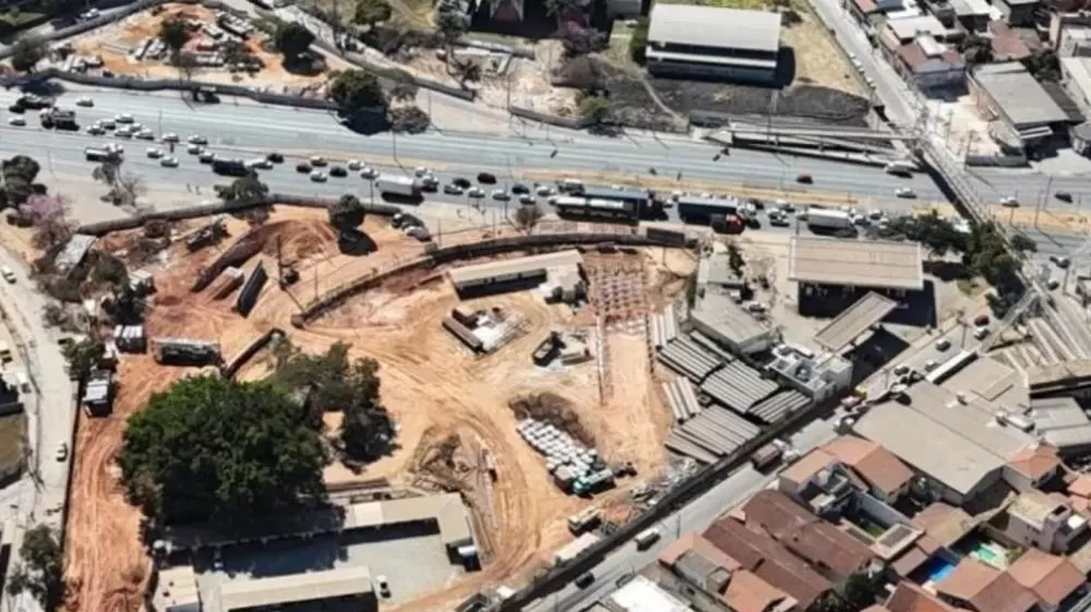 Construção de viaduto interdita cruzamentos na Av. Cristiano Machado por 10 dias