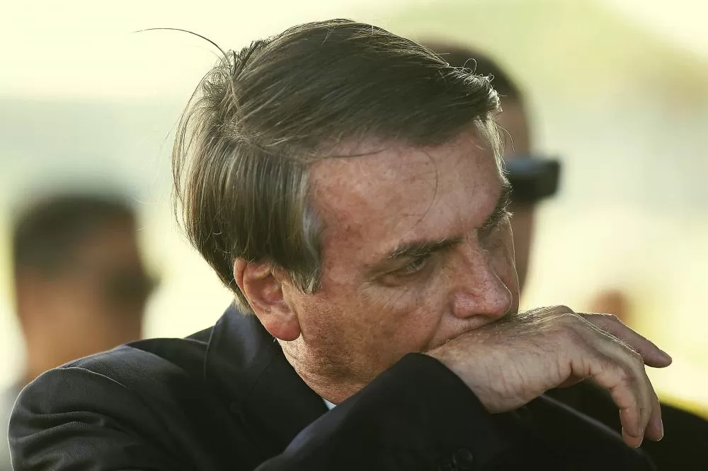 Bolsonaro chora ao se despedir de Michelle no aeroporto após ser impedido de ir à posse de Trump