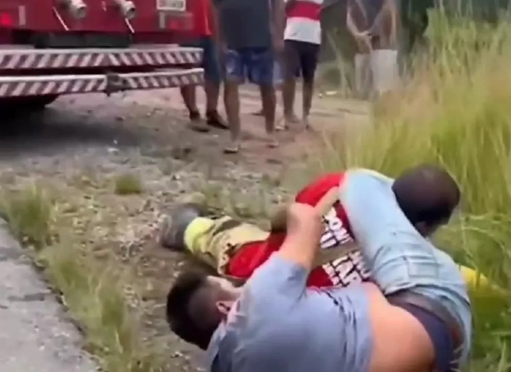 Bombeiro é agredido por impedir saqueamento de carga em acidente na BR-354 em MG