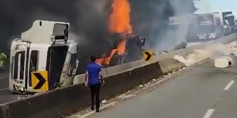Carreta tomba, pega fogo e motorista morre carbonizado na Fernão Dias em Minas