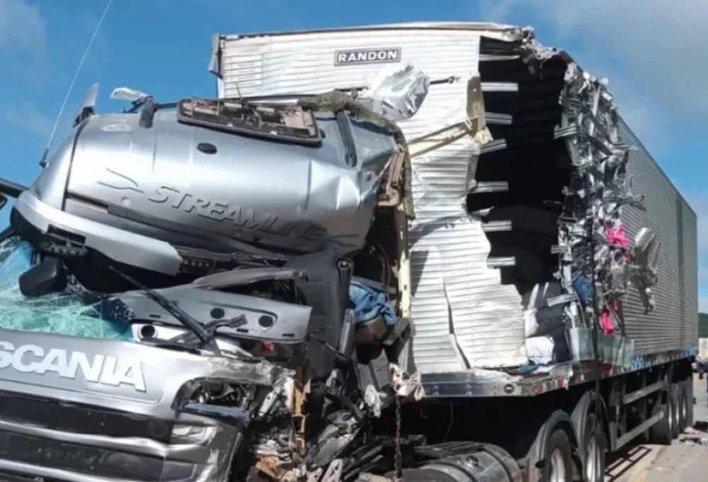 Pai morre em acidente na BR-116 após permitir que filho de 16 anos dirigisse carreta