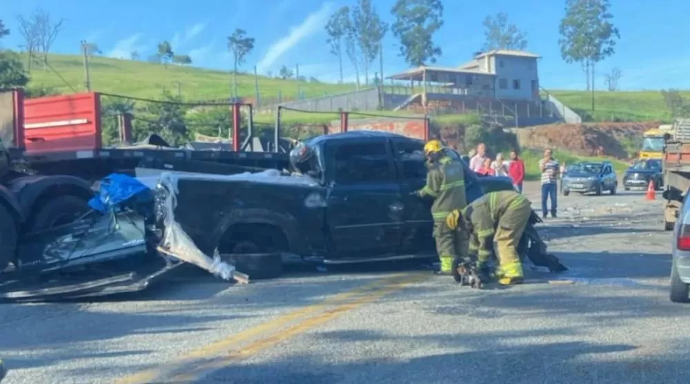 Acidente mata três pessoas e fecha parcialmente a BR-381 em João Monlevade