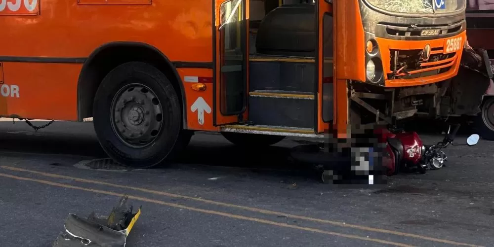 Moto invade contramão e casal fica ferido em colisão com ônibus em Venda Nova