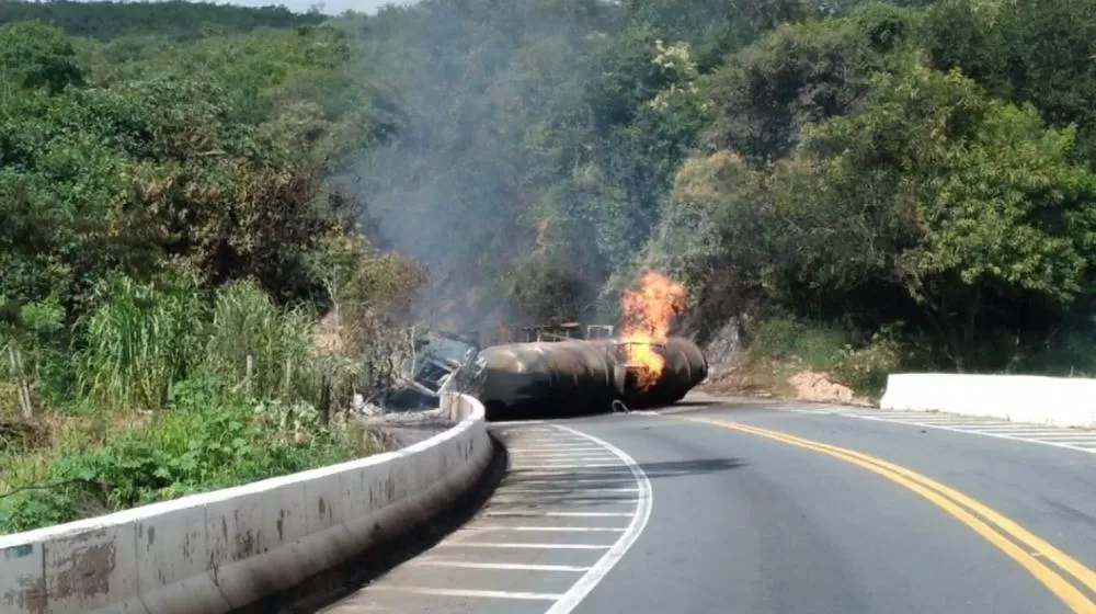 Caminhão-tanque tomba e pega fogo na BR-251; motorista morreu carbonizado