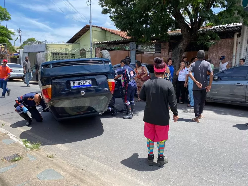 Acidente grave: Fiat Palio capota no centro de Vespasiano