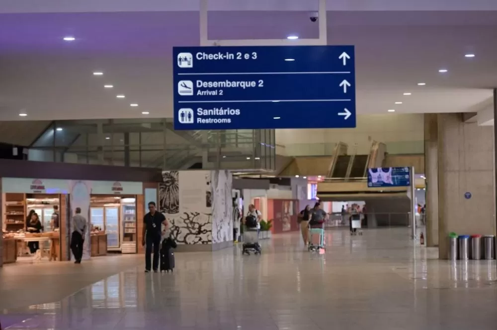 Voo com deportados dos EUA que parou em Manaus deve seguir para BH neste sábado