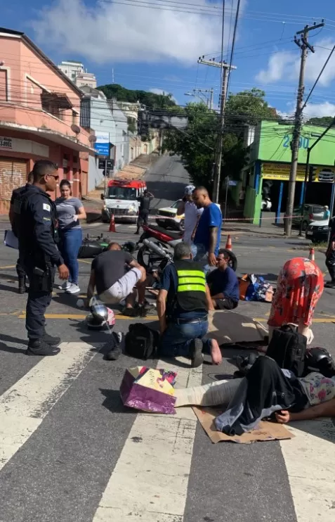 Motociclista de aplicativo avançado sinal e causa acidente com feridos graves em BH