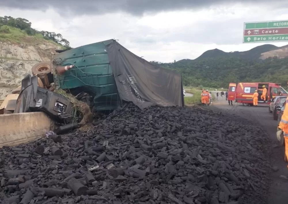 Motorista morre após carreta colidir contra mureta na BR-381, em Minas