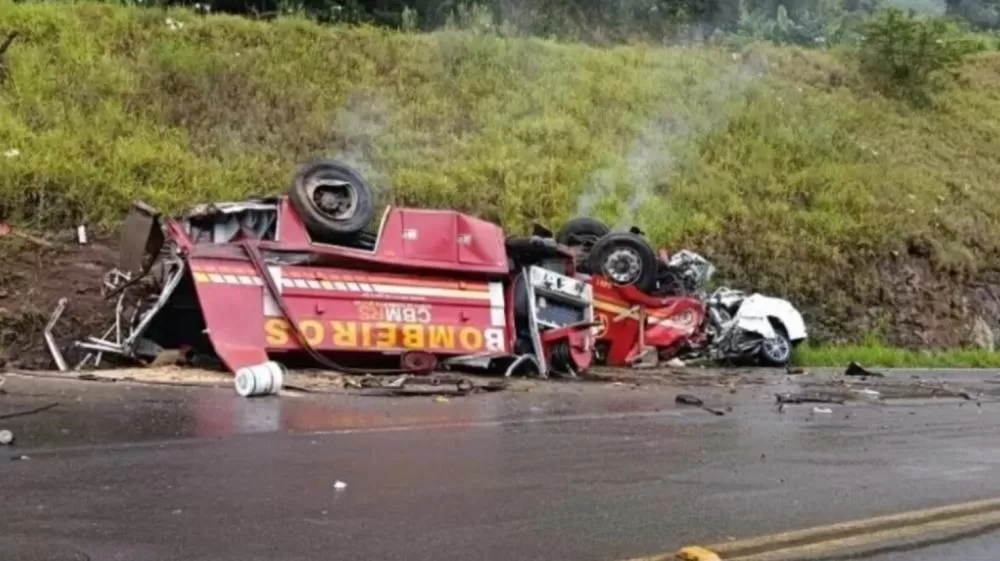 Acidente entre caminhão dos Bombeiros e carro deixa cinco mortos no RS
