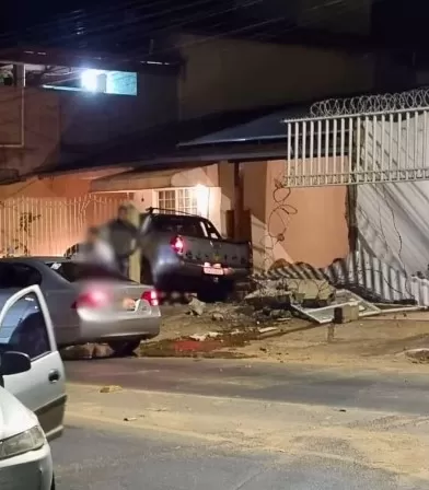 Motorista foge após invadir imóveis com a caminhonete na Orla de Lagoa Santa