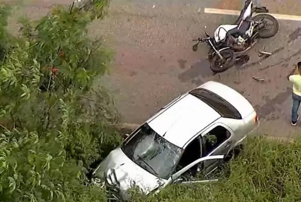 Motociclista morre em grave acidente envolvendo carreta e carro na Grande BH