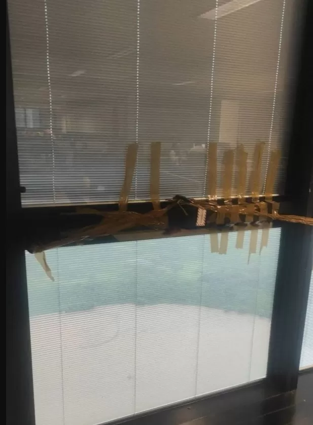 Após temporal, servidores improvisam e prendem janela da Cidade Administrativa com fita adesiva