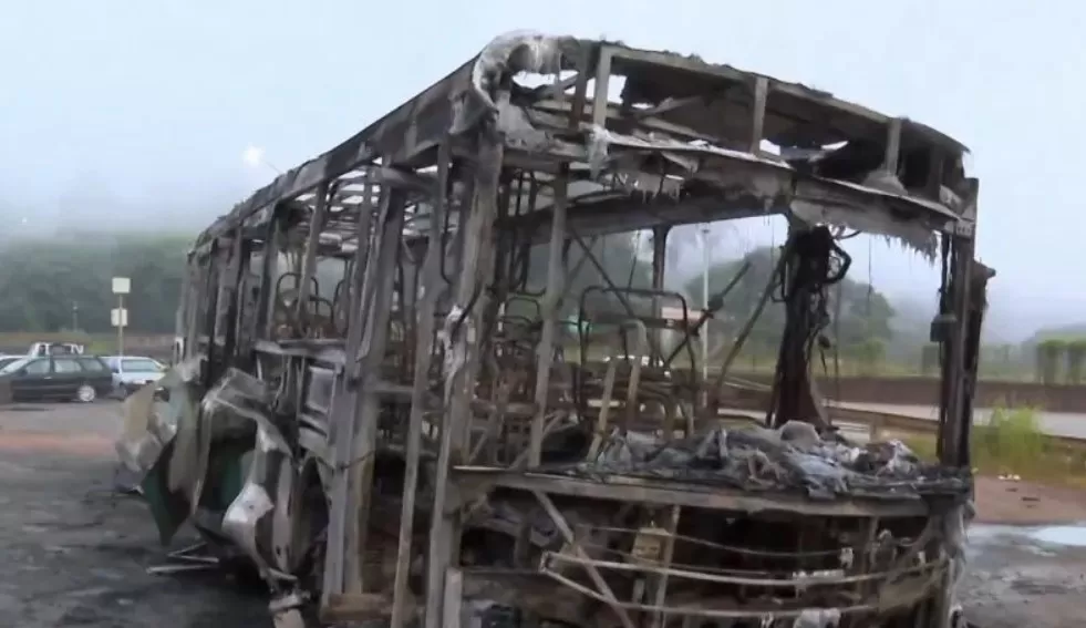 Ônibus é incendiado em Ribeirão das Neves e grupo deixa carta denunciando maus-tratos em presídio