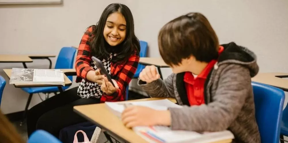 Escolas de Minas Gerais se preparam para a proibição do uso de celulares em sala de aula