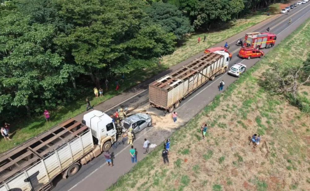 Carro é prensado entre carretas em engavetamento na BR-365 em Minas