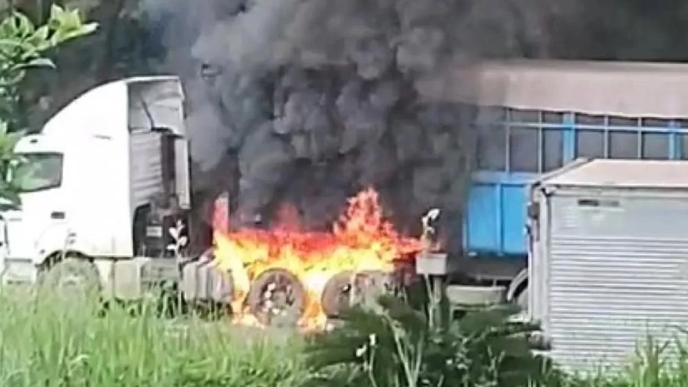 Caminhão carregado com carvão pega fogo na BR-040 em Minas 