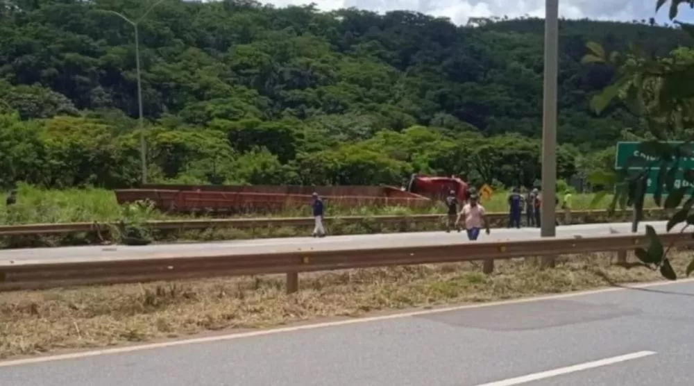 Motorista morre após caminhão tombar na BR-040 em Sete Lagoas