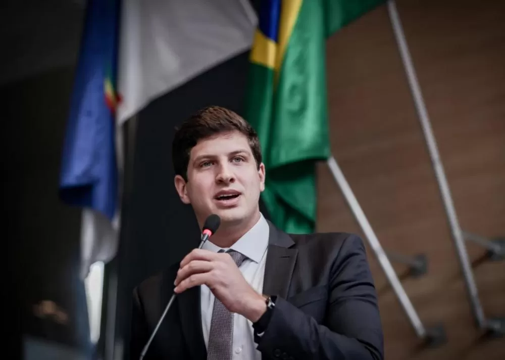 PEC que reduz idade mínima para presidência pode beneficiar João Campos, além de Nikolas