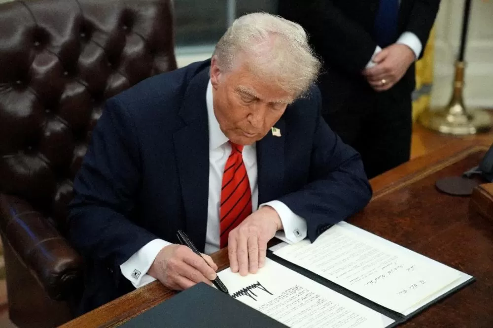 Trump assina decreto que impõe taxa de 25% sobre aço e alumínio importados