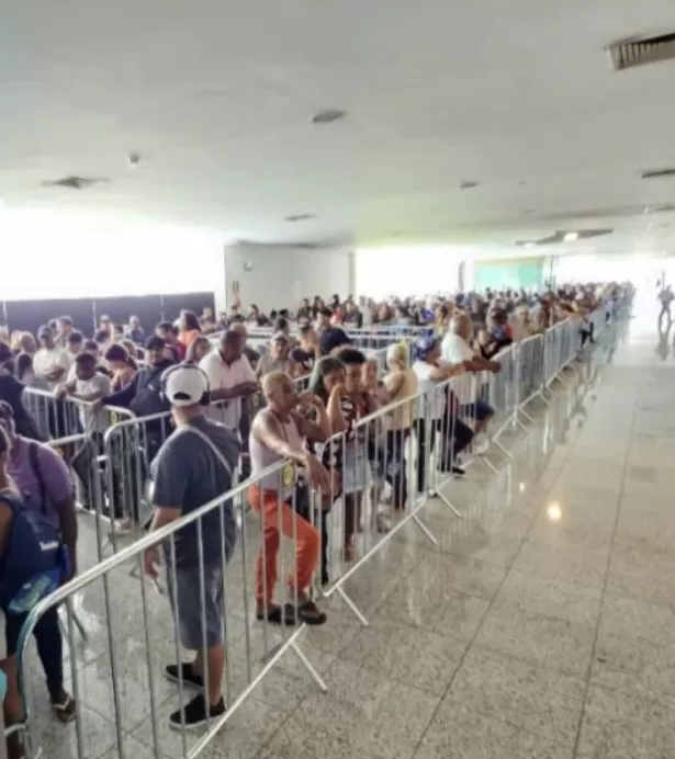 Ambulantes viram a madrugada em BH para garantir credenciais do Carnaval 2025