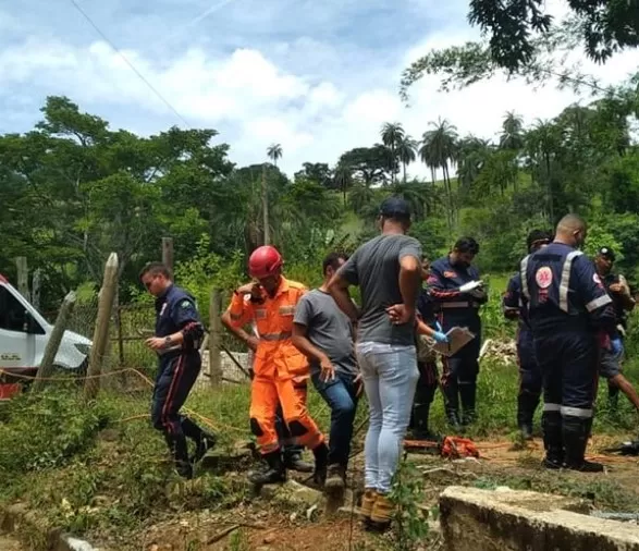 Caminhão cai de ponte em Lagoa Santa e motorista morre