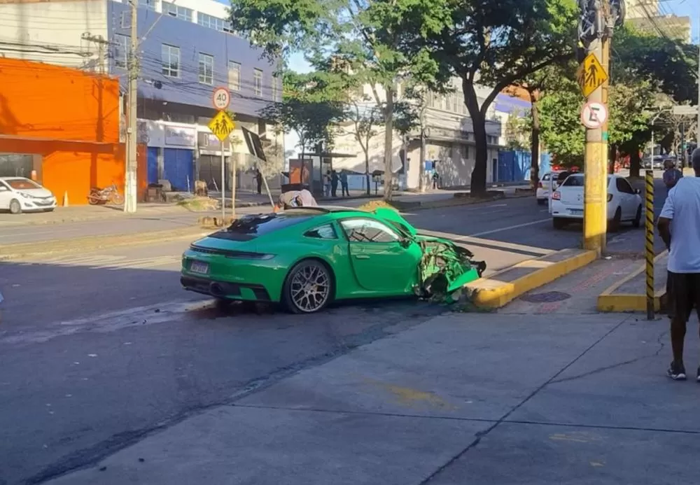 Acidente com Porsche em alta velocidade deixa cinco feridos em BH