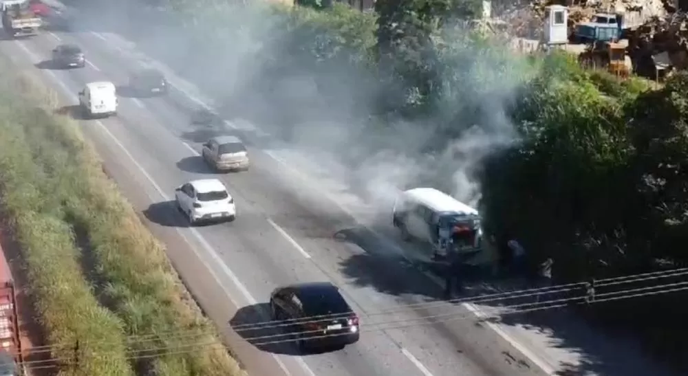 Kombi pega fogo na BR-040 e causa congestionamento no sentido Sete Lagoas