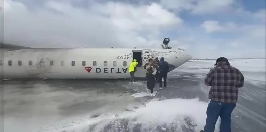 Avião da Delta capota na pista em Toronto e deixa oito feridos