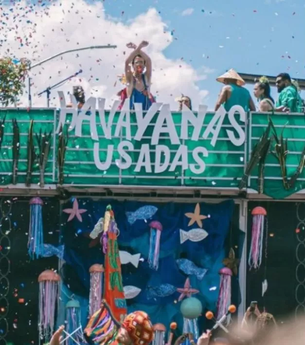 Sandra de Sá se une às Havayanas Usadas no desfile de Carnaval em BH, inspirada em Michael Jackson e Olodum