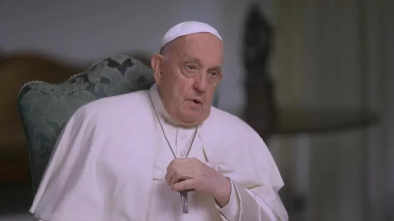 Papa Francisco recebe extrema-unção após ser internado com pneumonia
