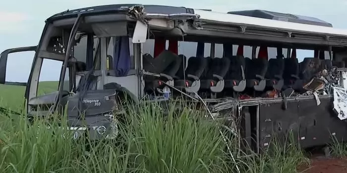 Acidente entre ônibus de universitários e caminhão deixa 12 mortos e 19 feridos em SP