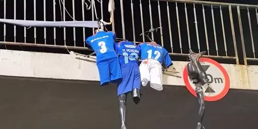 Bonecos de jogadores do Cruzeiro são suspensos no viaduto de BH e protesto viraliza