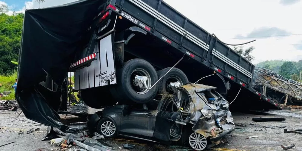 Motorista e dono de carreta bitrem são indiciados por 39 homicídios da tragédia na BR-116