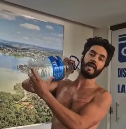 Moradores de Lagoa Santa protestam em agência da Copasa após uma semana sem água